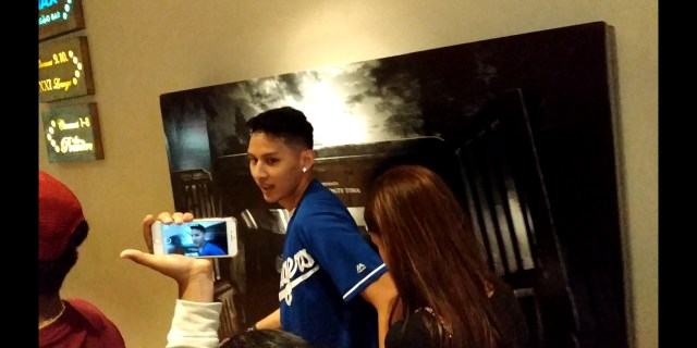 Daniel Wenas dan Mikha Tambayong di XXI Mall Kelapa Gading, Jakarta Utara, Selasa (23/4)