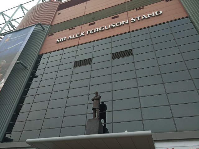 Patung Sir Alex Ferguson di depan Sir Alex Ferguson Stand. Foto: kumparan/Yoga Cholandha