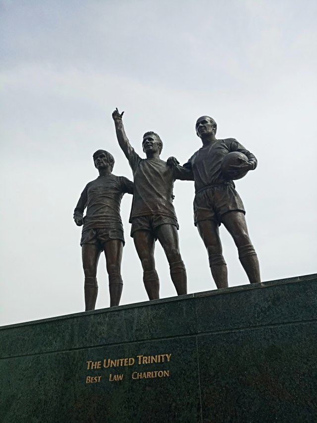 Patung United Trinity: George Best, Denis Law, Sir Bobby Charlton. Foto: kumparan/Yoga Cholandha