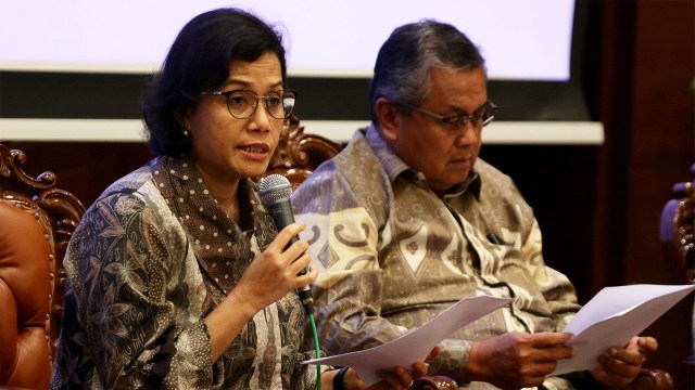 Menteri Keuangan Sri Mulyani Indrawati (kiri) dan Gubernur Bank Indonesia Perry Warjiyo memberikan keterangan pers tentang kondisi perekonomian. Foto: ANTARA FOTO/Rivan Awal Lingga