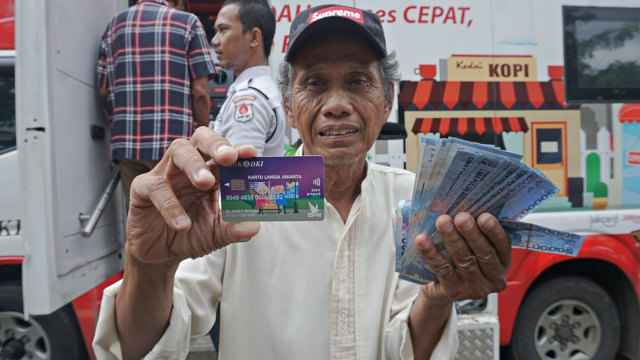 Seorang warga menunjukkan Kartu Lansia Jakarta dalam rangka Bantuan Sosial Pemenuhan Kebutuhan Dasar bagi Lansia. Foto: Irfan Adi Saputra/kumparan