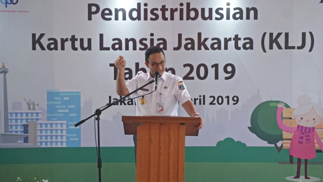 Gubernur DKI Jakarta, Anies Baswedan memberikan pidato dalam acara pembagian Kartu Lansia Jakarta. Foto: Irfan Adi Saputra/kumparan
