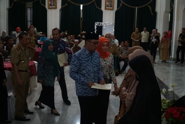 Gubernur Jawa Barat Ridwan Kamil secara simbolis memberikan penghargaan dan santunan kepada ahli waris. (Ananda Gabriel) 