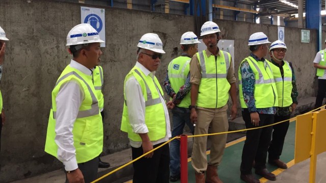 Menteri PUPR, Basuki Hadimuldjono (kedua kiri) Mengunjungi Pabrik Wika Industri dan Konstruksi di Tangerang, Rabu (24/4). Foto: Abdul Latif/Kumparan
