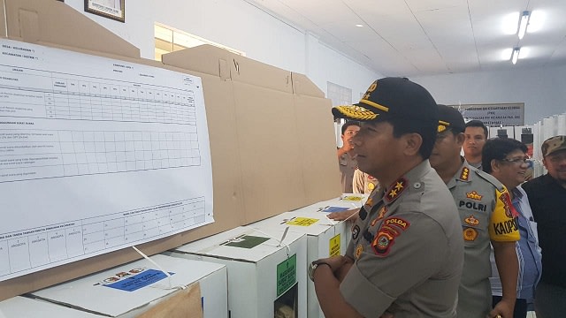 Kepala Kepolisian Daerah Sulawesi Utara, Irjen Pol Sigid Tri Hardjanto saat melakukan pemantauan proses rekapitulasi tingkat Kecamatan di Kota Manado (foto: istimewa)