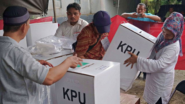 Petugas KPPS menyiapkan kotak suara untuk pemungutan suara ulang. Foto: Helmi Afandi/kumparan