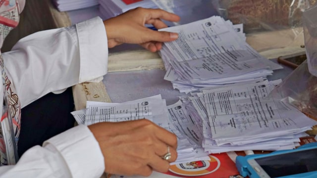 Petugas KPPS sedang menyiapkan formulir untuk pemungutan suara ulang. Foto: Helmi Afandi/kumparan
