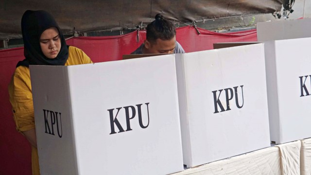 Pemilih sedang mencoblos surat suara untuk pemungutan suara ulang. Foto: Helmi Afandi/kumparan