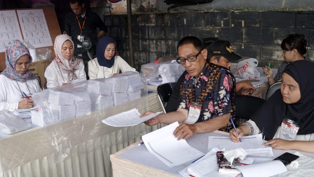 Para petugas KPPS pada pemungutan suara ulang di TPS 71, Cempaka Putih, Tangerang Selatan. Foto: Helmi Afandi/kumparan