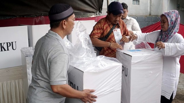 Para petugas KPPS menyiapkan kotak suara pada pemungutan suara ulang di TPS 71, Cempaka Putih, Tangerang Selatan. Foto: Helmi Afandi/kumparan