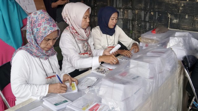 Petugas KPPS menyiapkan surat suara pada pemungutan suara ulang di TPS 71, Cempaka Putih, Tangerang Selatan. Foto: Helmi Afandi/kumparan