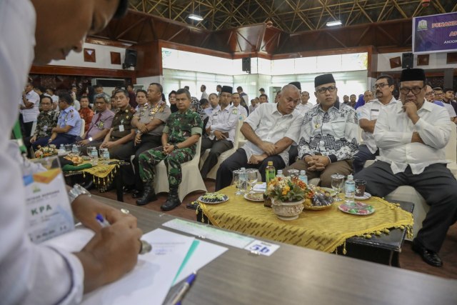 Prosesi penandatanganan kotrak proyek di Aceh, Rabu (24/4). Foto: Suparta/acehkini 