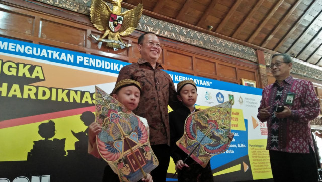 Kedua Dalang cilik saat sesi foto bersama di Pendhapi Gedhe, Balai Kota Surakarta pada Rabu (24/4/2019). (Fernando Fitusia)