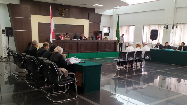 Suasana sidang Habib Bahar bin Smith atas dugaan penganiayaan yang dilakukan terhadap dua korban yakni CAJ dan MUK dilanjutkan di Kantor Dinas Perpustakaan dan Kearsipan, Kota Bandung. Foto: Rachmadi Rasyad/kumparan