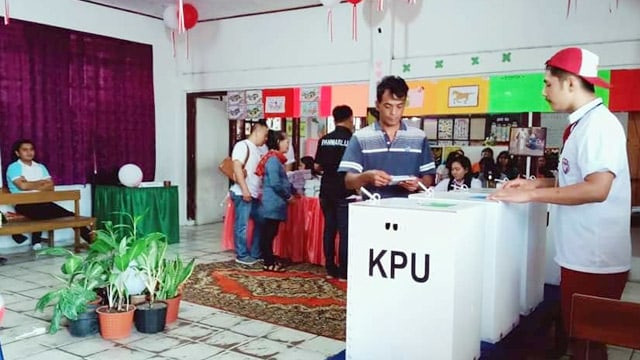 Suasana pemilihan umum di salah TPS yang ada di Sulawesi Utara