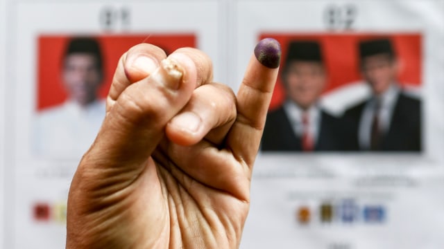 Penyandang disabilitas mental menunjukkan jari kelingkingnya seusai menggunakan hak suaranya di TPS Panti Sosial Bina Laras Harapan Sentosa 1 Cengkareng, Jakarta Barat. Foto: ANTARAFOTO/Nova Wahyudi