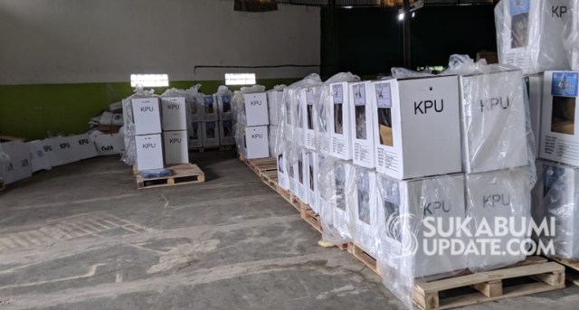 Palet kayu digunakan untuk alas di gudang logistik Pemilu PPK Cibereum Kota Sukabumi, Rabu (24/4/2019). Sebelumnya gudang logistik tersebut bocor saat hujan mengguyur sehingga pleno yang sedang berlangsung dihentikan. | Sumber Foto:CRP 1