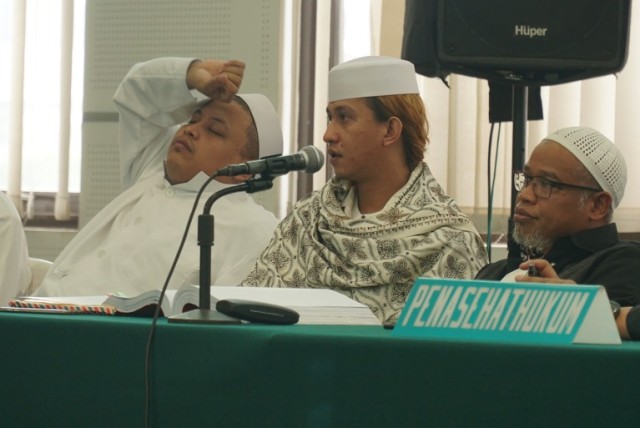 Terdakwa Bahar bin Smith (tengah) dalam sidang di Gedung Perpustakaan dan Arsip Kota Bandung, Rabu (24/4). (Ananda Gabriel)