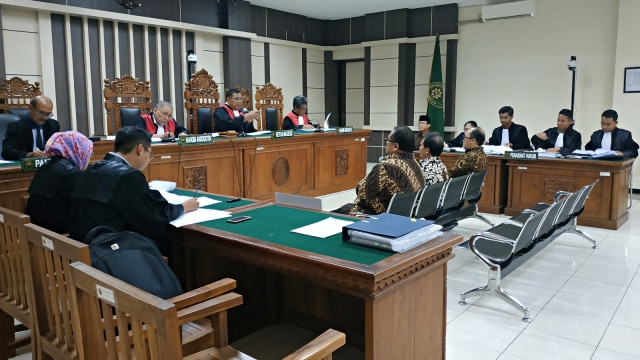 Hakim sedang bertanya kepada Wakil Ketua DPR RI, Taufik Kurniawan saat sidang di Pengadilan Tipikor, Semarang. Foto: Afiati Tsalitsati/kumparan