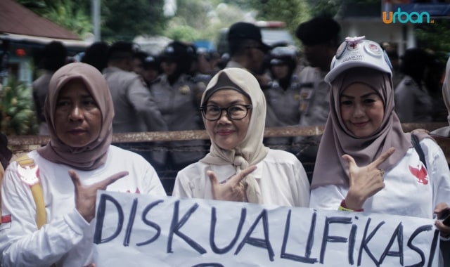 Emak-emak yang melakukan aksi massa di KPU Palembang (abp/Urban Id)