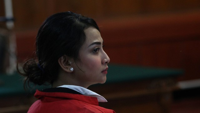 Terdakwa kasus dugaan penyebaran konten asusila Vanessa Angel menjalani sidang perdana di Pengadilan Negeri (PN) Surabaya, Jawa Timur, Rabu (24/4). Foto: ANTARA FOTO/Moch Asim