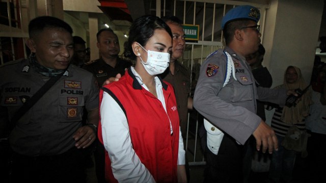 Terdakwa kasus dugaan penyebaran konten asusila Vanessa Angel (tengah) dikawal petugas sebelum menjalani sidang perdana di Pengadilan Negeri (PN) Surabaya, Jawa Timur, Rabu (24/4). Foto: ANTARA FOTO/Moch Asim