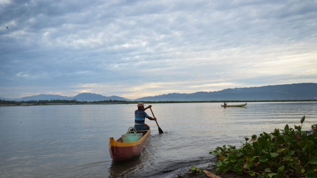 Nelayan di Danau Limboto, Gorontalo. Festival Pesona Danau Limboto masuk 1001 kalender event pariwisata nasional tahun 2019. (Foto: Tomy Pramono/banthayoid).