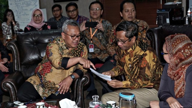 Ketua KPU Arief Budiman (kiri) dan Mahfud MD (kanan) di gedung KPU RI. Foto: Jamal Ramadhan/kumparan