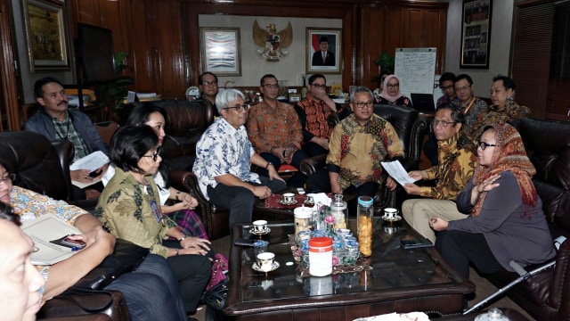 Ketua KPU Arief Budiman (kiri) dan Mahfud MD (kanan) di gedung KPU RI. Foto: Jamal Ramadhan/kumparan