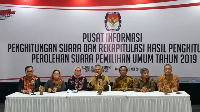 Konferensi pers KPU bersama Mahfud MD di Pusat Informasi Penghitungan Suara Pemilu, Gedung KPU, Jakarta, Sabtu (20/4). Foto: Fadjar Hadi/kumparan