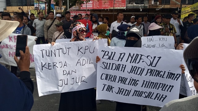 Massa Aksi Cinta Demokrasi gabungan dari FPI, Laskar Macan Asia, dan relawan Prabowo-Sandiaga ketika demontrasi di kantor KPU Kalsel, Rabu (24/4) sore. Foto: Thania Ang/banjarhits.id