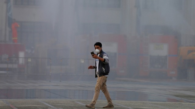 Ilustrasi bermasker di tengah polusi. Foto: Reuters/Soe Zeya Tun