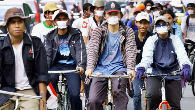 Ilustrasi Orang Pakai Masker. Foto: AFP/BAY ISMOYO