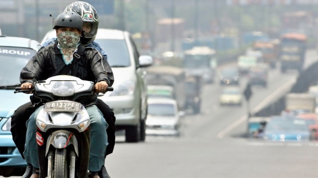 Ilustrasi Orang Pakai Masker. Foto: AFP/JEWEL SAMAD