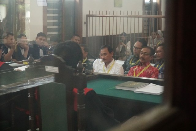 Bupati Cirebon nonaktif Sunjaya Purwadisastra (batik merah) dalam sidang di Pengadilan Tipikor Bandung. (Ananda Gabriel)