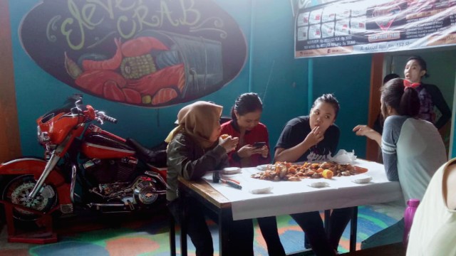 Video: Nikmati Sensasi Makan Seafood yang Ditumpahkan di Meja