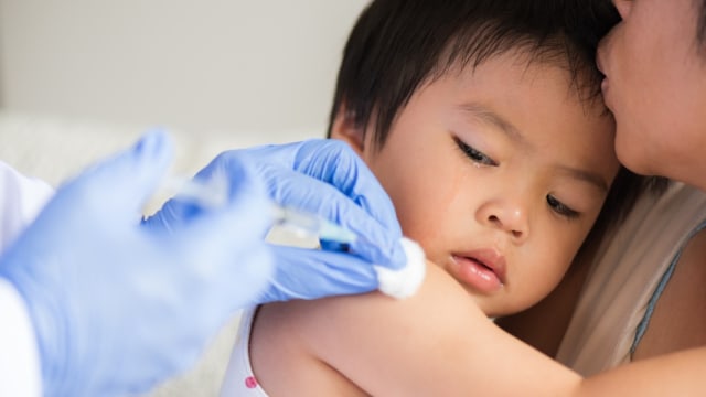 Ilustrasi imunisasi pada anak. Foto: Shutter Stock