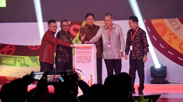 Suasana pembukaan acara Telkomsel Indonesia Internasional Motor Show (IIMS) di Jiexpo Kemayoran, Jakarta, Kamis (25/4). Foto: Irfan Adi Saputra/kumparan