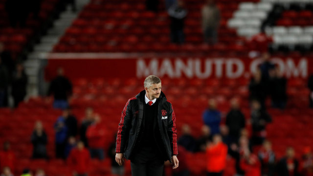 Ole Gunnar Solskjaer meninggalkan lapangan Old Trafford dengan kecewa. Foto: REUTERS/Phil Noble