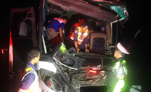 Evakuasi penumpang bus di Tol Jombang-Mojokerto