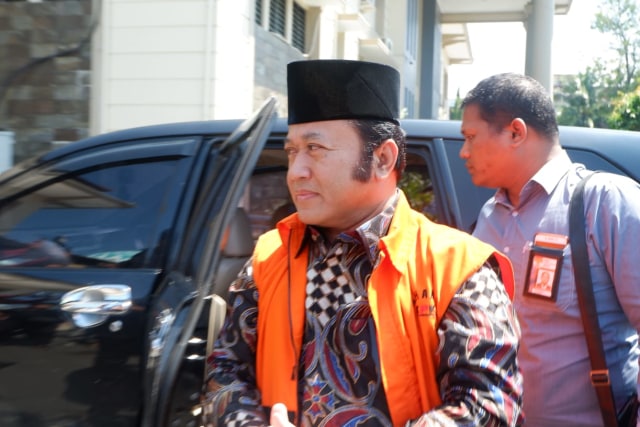 Bupati Lampung Selatan Nonaktif Zainudin Hasan saat turun dari mobil dengan tersenyum kepada awak media, Kamis (25/4) | Foto : Obbie Fernando/Lampung Geh