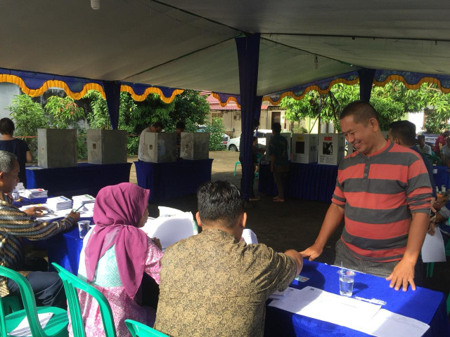 Masyarakat antusias mengikuti pemungutan suara ulang di TPS 07 Parit Tokaya, Pontianak Selatan, Kamis (25/4). Foto: Dok Hi!Pontianak