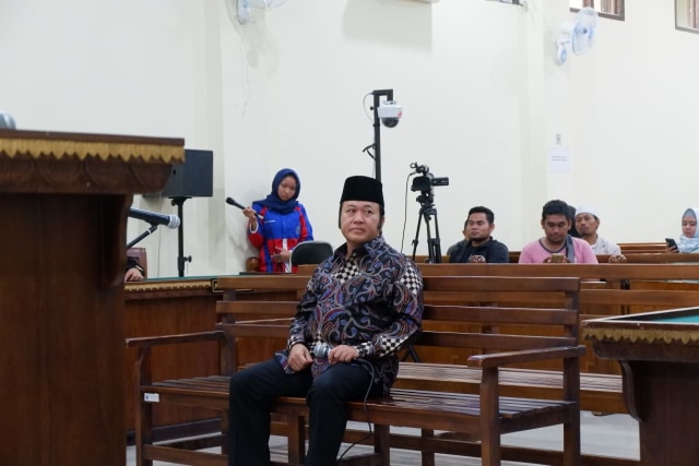 Bupati Lampung Selatan Nonaktif Zainudin Hasan saat duduk di kursi peridangan ruang Bagir Manan di Pengadilan Tipikor Tanjungkarang, Kamis (25/4) | Foto : Obbie Fernando/Lampung Geh