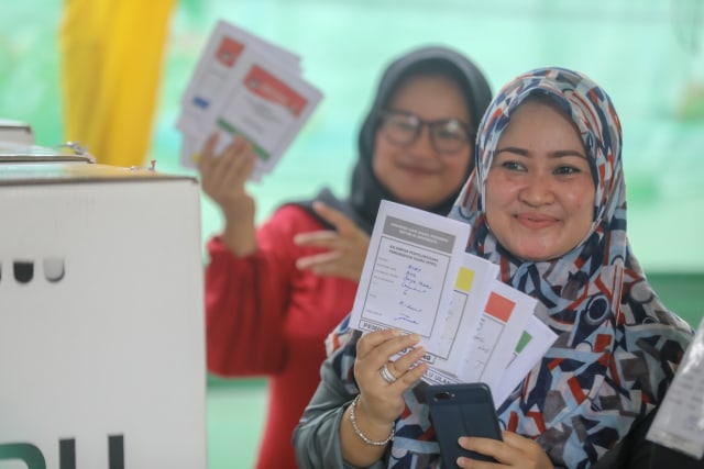 Pemilih menunjukkan surat suara saat mengikuti Pemungutan Suara Ulang di Banda Aceh, Kamis (25/4). Foto: Suparta/acehkini