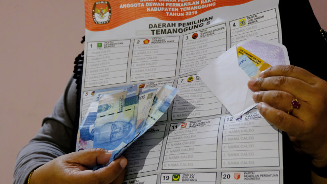 Petugas menunjukkan sejumlah barang bukti dugaan politik uang pada Pemilu 2019 di kantor Bawaslu Temanggung, Jawa Tengah, Selasa (16/4/2019). Foto: ANTARA FOTO/Anis Efizudin