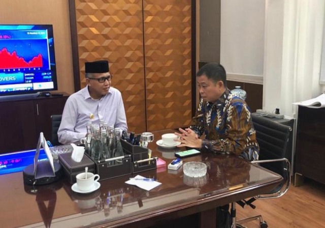 Plt Gubernur Aceh, Nova Iriansyah, bertemu Menteri ESDM, Ignasius Jonan, di Jakarta, Kamis (25/4). Foto: Dok. Pemerintah Aceh