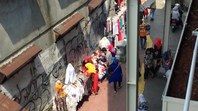 Sejumlah pedagang kaki lima di trotoar di bawah JPM Pasar Tanah Abang. Foto: Andesta Herli Wijaya/kumparan