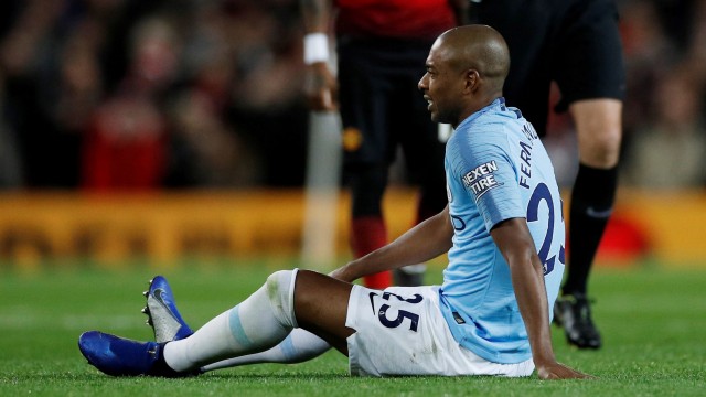 Fernandinho mengalami cedera di laga Manchester United vs Manchester City. Foto: Phil Noble/Reuters