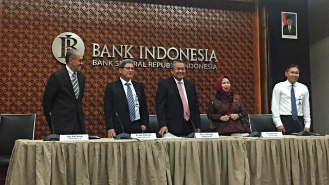 Gubernur Bank Indonesia Perry Warjiyo, berfoto bersama jajaran jelang rapat April 2019. Foto: Ema Fitriyani/kumparan
