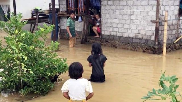 Rendaman banjir di Kelurahan Papakelan, Minahasa, Kamis (25/4) akibat dari hujan yang terus-terusan mengguyur wilayah tersebut